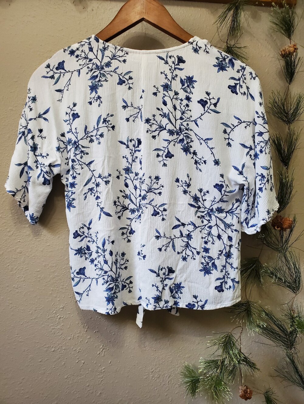 LUQ White Blue Floral V-Neck Button-Up Tie Front Gauze Blouse Shirt - Picture 4 of 12